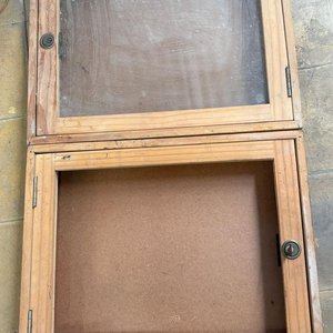 Dos Archivadores de Madera con Puertas de Vidrio - imagen 2