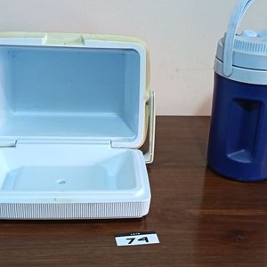 Dos Conservadoras Rubbermaid para Camping: Roja y Azul - imagen 2