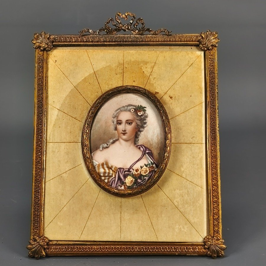 Lote anterior: Miniaturas de retratos en porcelana con marcos dorados y bordes de celofán