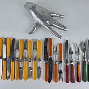 Lote siguiente: Juego de Cubiertos para Postre con Mangos de Color