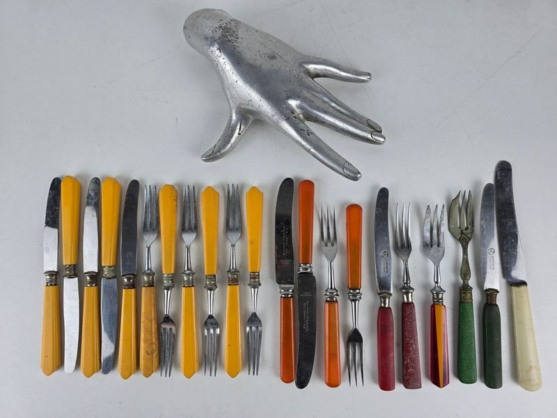 Juego de Cubiertos para Postre con Mangos de Color