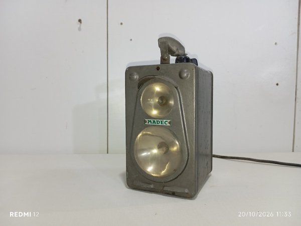 Antigua Valija Portátil de Metal Madec con Doble Foco - imagen 1