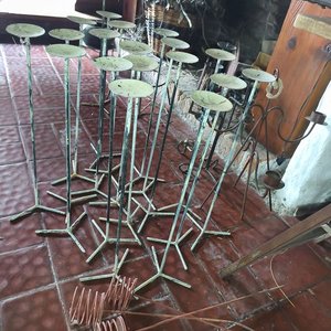 Lote de Candelabros y Posavasos de Metal - imagen 3