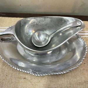 Salsera de Metal Plateado con Fuente y Cuchara - imagen 1