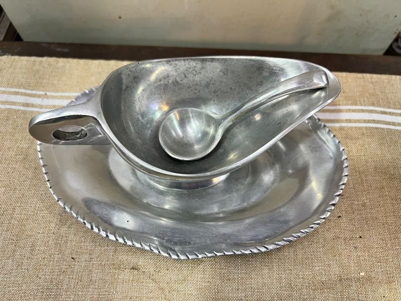 Salsera de Metal Plateado con Fuente y Cuchara