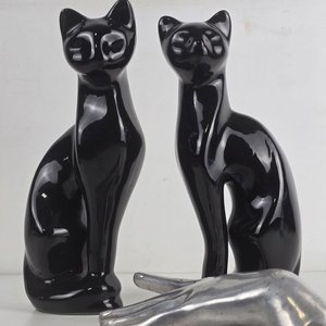 Lote anterior: Par de Esculturas Decorativas de Gatos Negros Estilizados en Cerámica Brillante