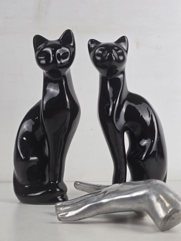 Par de Esculturas Decorativas de Gatos Negros Estilizados en Cerámica Brillante