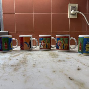Conjunto de 14 Tazas Cerámicas: Nescafé, Coca-Cola y Diseños Festivos - imagen 5