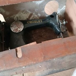 Lote anterior: Máquina de Coser Antigua Crosley a Pedal con Mueble