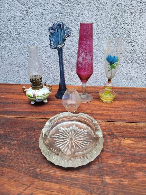 Lote de Colección: Cenicero, Floreros y Lámpara de Vidrio