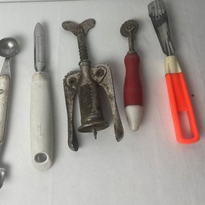 Set de 5 Utensilios de Cocina Antiguos: Cuchara Medidora, Pelador, Sacacorchos y Más - imagen 2