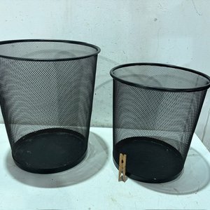 Lote siguiente: Set de 2 Papeleras Metálicas Negras
