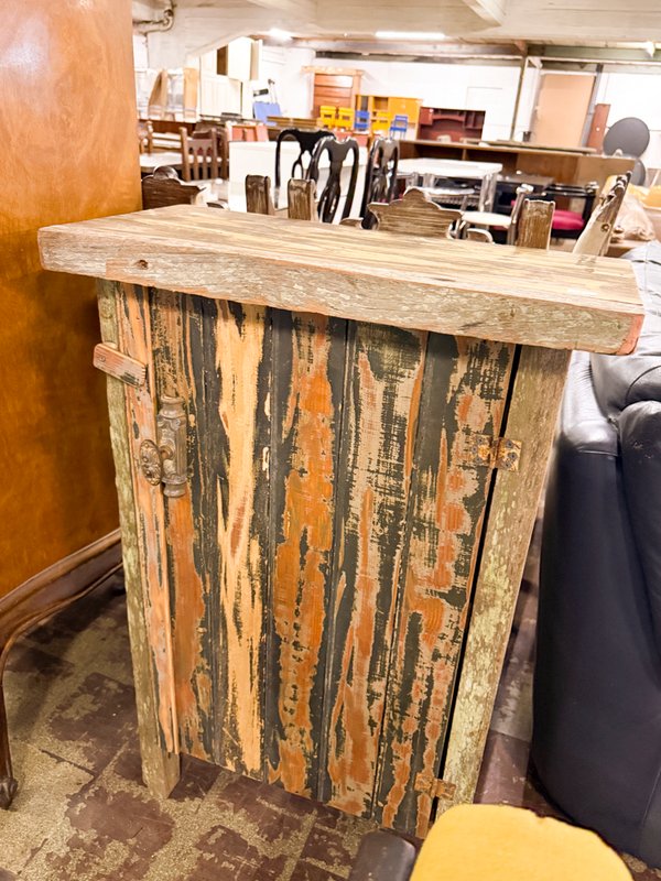 Mueble Rústico de Madera con Puerta y Cerradura