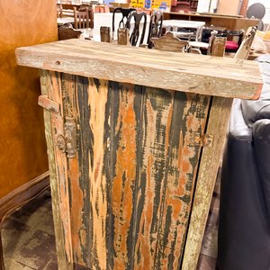 Lote anterior: Mueble Rústico de Madera con Puerta y Cerradura