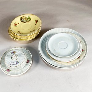 Lote siguiente: Lote de Platos y Tapa Decorados con Flores y Bordes Dorados