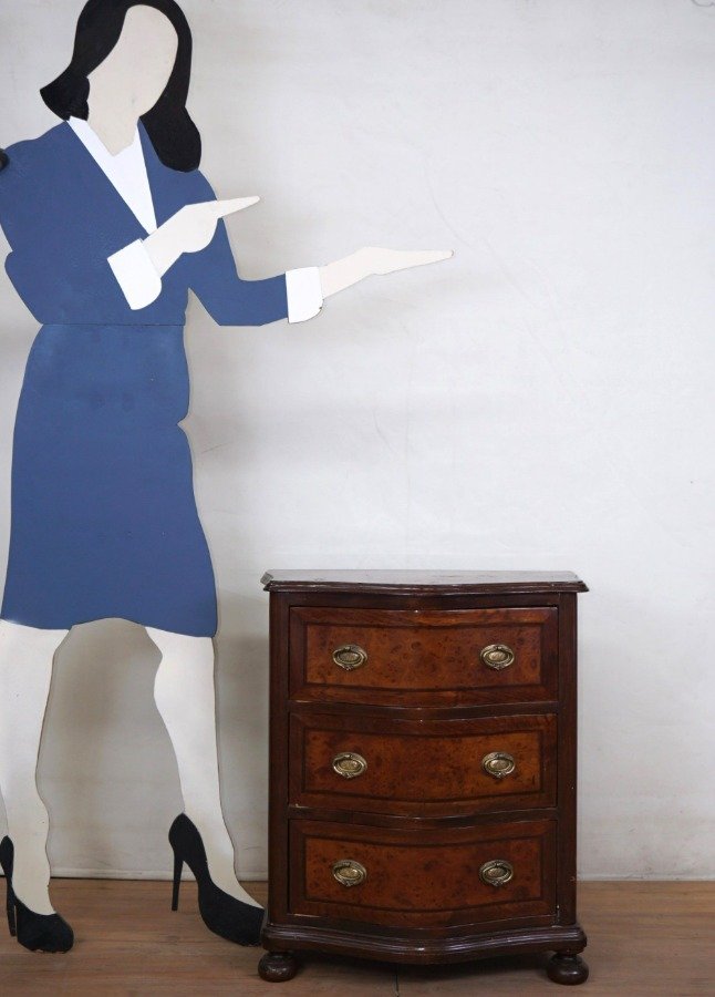 Mueble de tres cajones en madera con herrajes de bronce - imagen 4