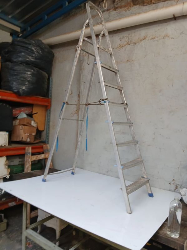 Escalera Tijera de Aluminio con 8 Escalones y 2.05m de Altura