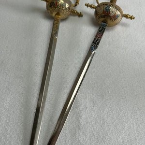 Dos Abrecartas Estilo Espada Española con Detalles Dorados y Esmaltados - imagen 2