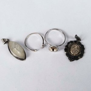 Conjunto de Dos Anillos y Dos Dijes de Plata - imagen 2