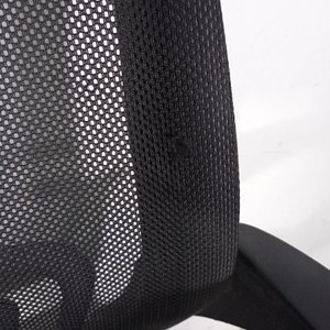 Silla de Oficina Giratoria Negra con Detalle en Tapizado - imagen 3