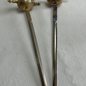 Dos Abrecartas Estilo Espada Española con Detalles Dorados y Esmaltados - imagen 3
