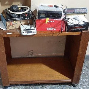 Lote siguiente: Mesa de TV con Ruedas, DVD, Radio Philips y Más