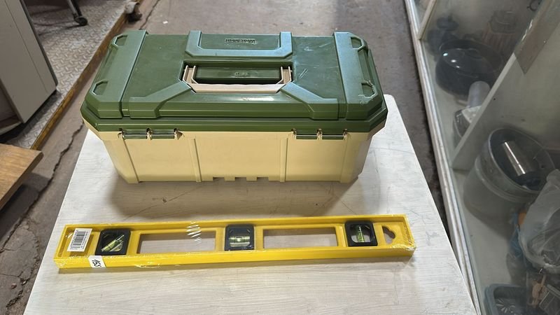 Nivel y Caja de Herramientas en Buen Estado - imagen 2