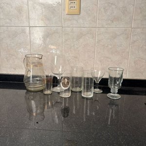 Lote siguiente: Jarra y Vasos de Vidrio con Detalles Dorados y Grabados