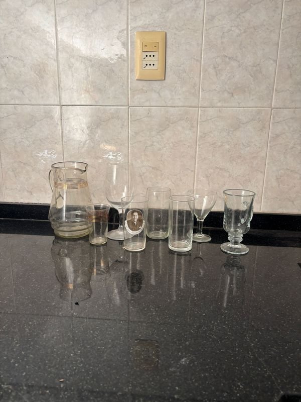 Jarra y Vasos de Vidrio con Detalles Dorados y Grabados