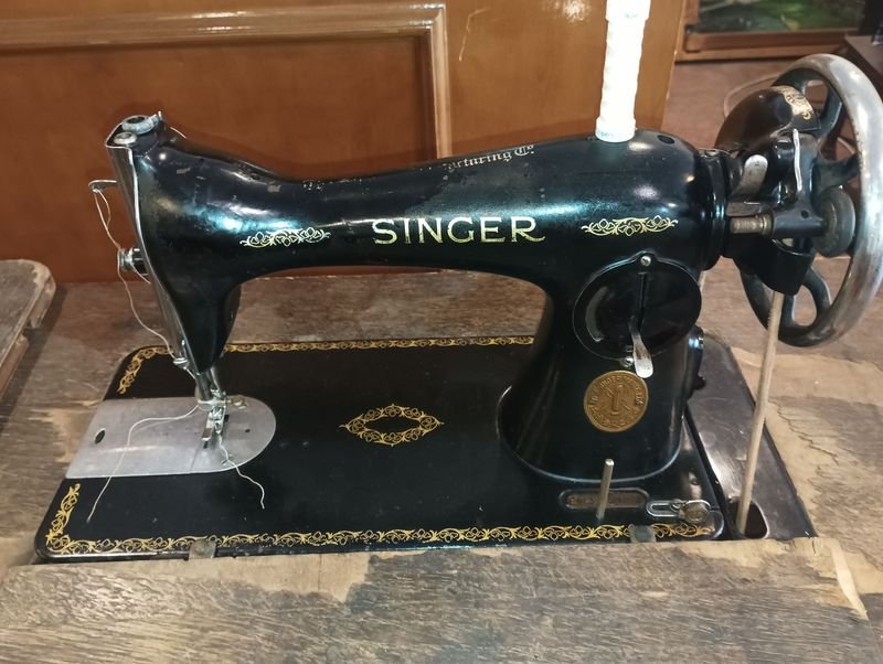 Máquina de coser Singer antigua - imagen 3