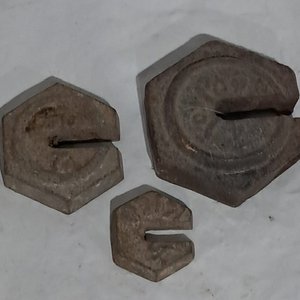 Lote siguiente: Juego de 3 Pesas de Balanza Antiguas de Hierro