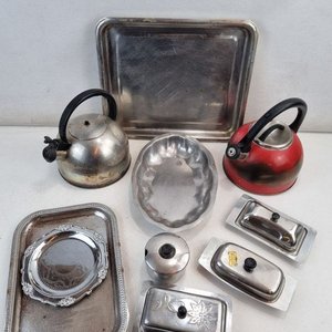 Conjunto de Cocina y Bazar en Metal: Teteras, Bandejas, Paneras y Salero - imagen 3