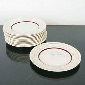 Lote siguiente: 12 Platos de Loza Inglesa Johnson Bros - Diámetro 22 cm