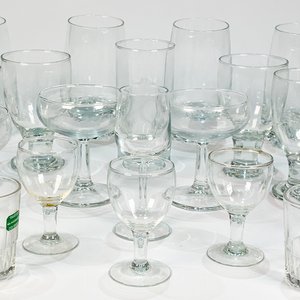Lote de 29 Copas y Vasos de Vidrio Hialino: Champagne, Licor, Jarritas y Más - imagen 2