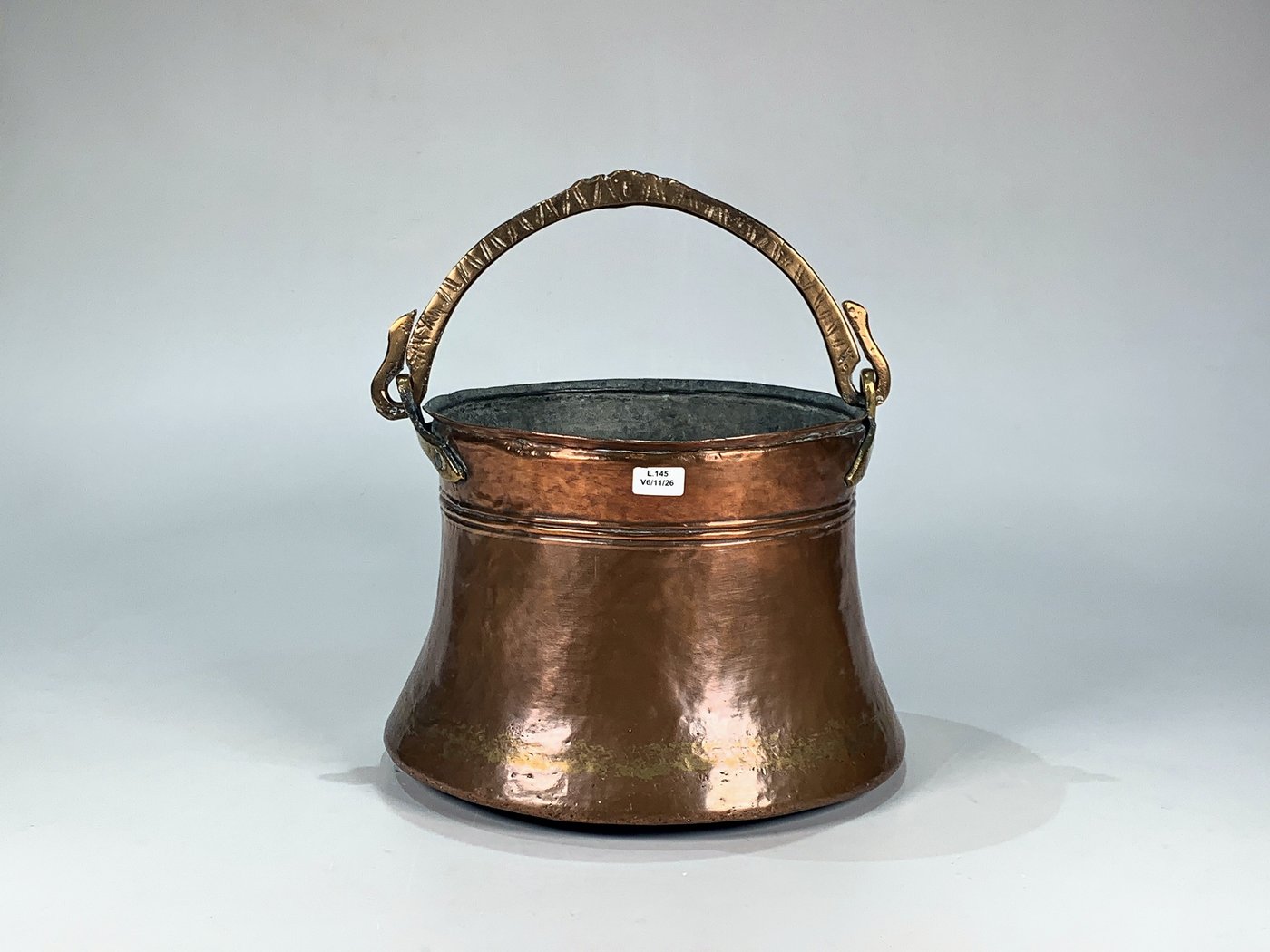 Olla Cónica de Cobre con Asa y Detalles de Uso