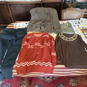 Lote siguiente: Lote de 5 Prendas de Vestir: Pantalón, Suéter y Blusas