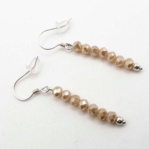 Lote siguiente: Par de Caravanas de Plata con Cristales Beige