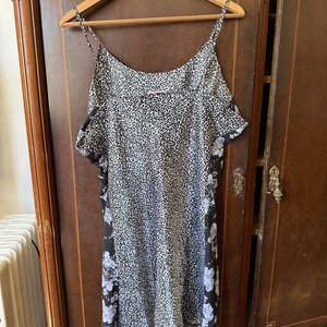 Lote de Dos Vestidos Camiseros: Estampado Floral y Animal Print - imagen 2