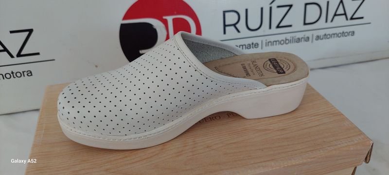 Zapatillas blancas de estilo alto - imagen 2