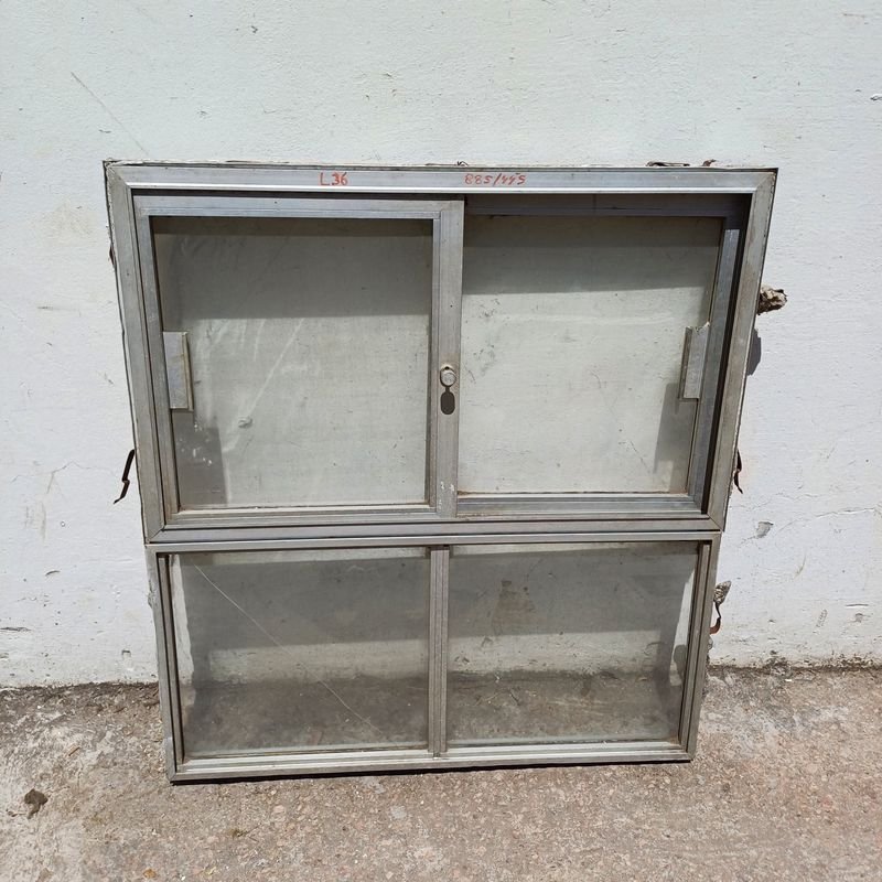 Lote anterior: Ventana de aluminio con dos hojas corredizas y paño fijo inferior