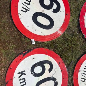 Lote siguiente: Lote de 5 Carteles Señalización Vial "60 Km/h"