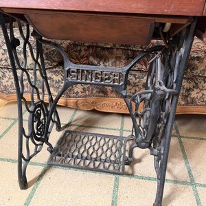 Máquina de Coser Singer Antigua con Mueble de Madera y Hierro - imagen 2