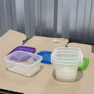 Juego de 4 recipientes plásticos apilables con tapas de colores - imagen 7