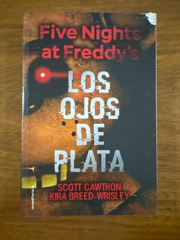 Libro "Los Ojos de Plata" de Five Nights at Freddy's