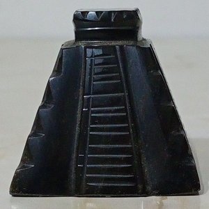 Lote siguiente: Escultura Artesanal Mexicana de Obsidiana: Pirámide Prehispánica
