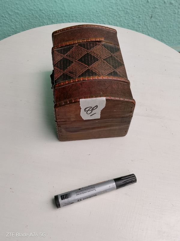 Lote anterior: Caja de madera con accesorios