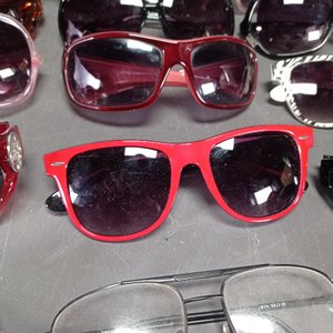 Quince Pares de Lentes de Sol y Anteojos para Damas y Caballeros - imagen 3