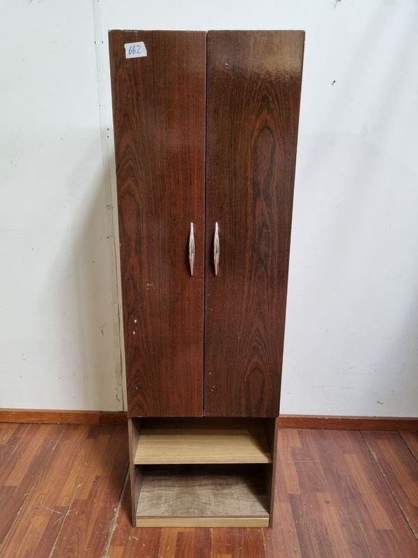 Mueble de Madera Oscura y Clara con Puertas y Estantes