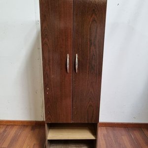 Mueble de Madera Oscura y Clara con Puertas y Estantes - imagen 1