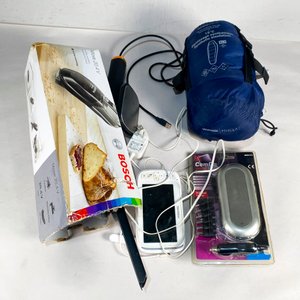 Lote de Artículos Varios: Saco de Dormir, Aspiradora de Mano y Electrónicos - imagen 2